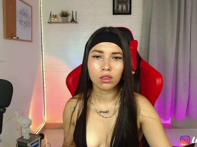 Lucyy-Rose live room