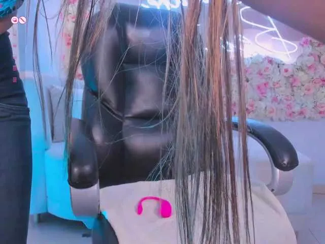 TaraLawrence live room